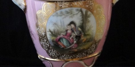 Amphora - Anfora Dresden with a hand painted in pink color with a centered romantic scene, and gold handles, and with a size of 8 inches high. Dresden pintada a mano de color...